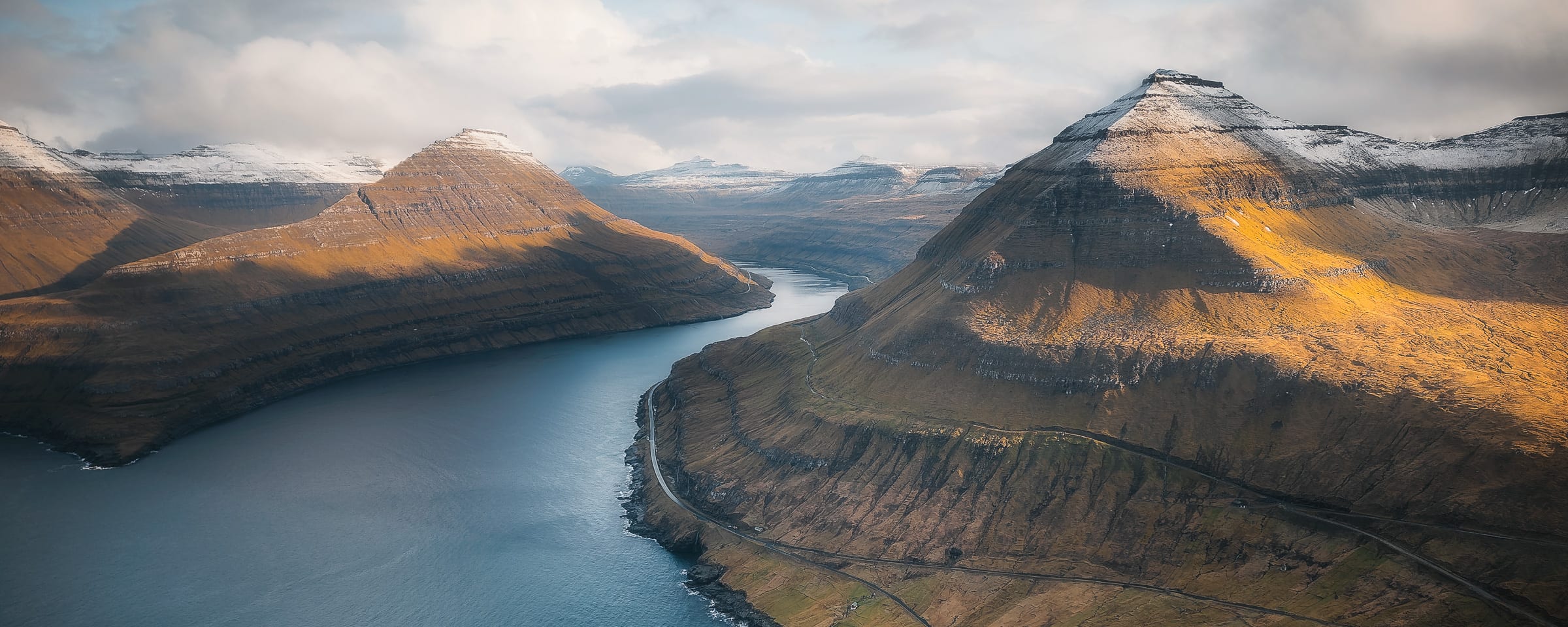 Grüne Klippen und Küstenlandschaft auf den Färöer-Inseln